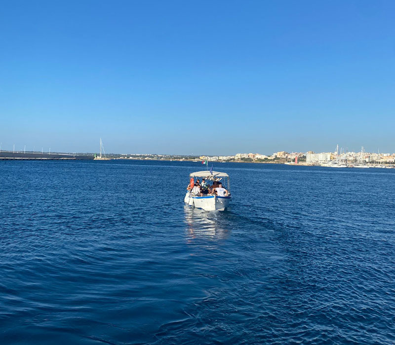 Partenza per l'escursione in barca partendo dal Castello di Gallipoli